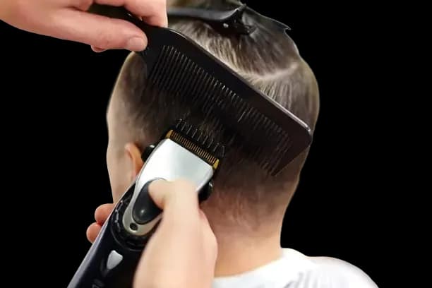 Coupe homme à la tondeuse au salon Fred Coiffure Montbéliard