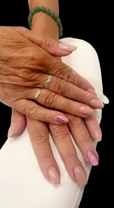 Manucure nude avec motif floral rose réalisée par MS Beauty à Montbéliard