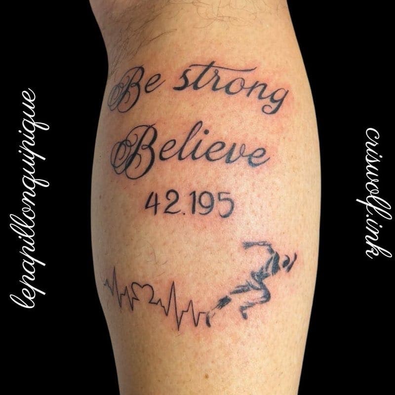 Tatouage lettrage « Be strong Believe » et électrocardiogramme sur mollet, Le Papillon Qui Pique Montbéliard