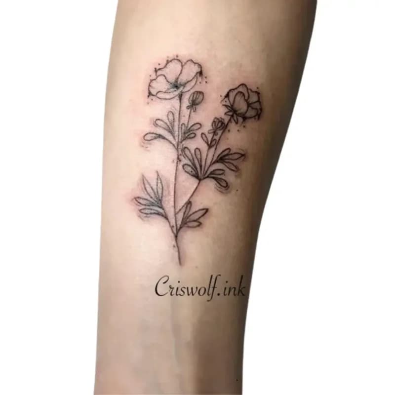 Tatouage floral fin sur mollet, Le Papillon Qui Pique Montbéliard