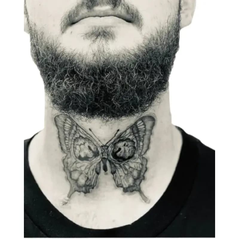 Tatouage papillon sur la gorge, Le Papillon Qui Pique Montbéliard