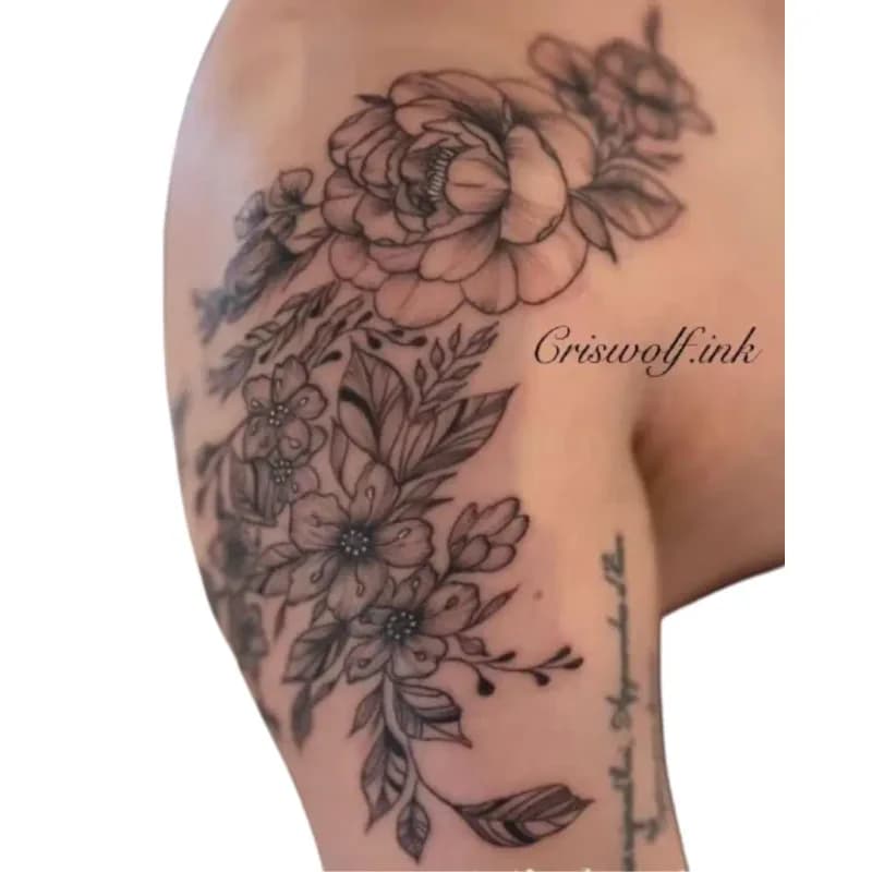 Tatouage composition florale sur épaule et bras, Le Papillon Qui Pique Montbéliard