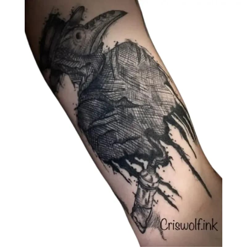 Tatouage corbeau en noir et gris sur bras, Le Papillon Qui Pique Montbéliard