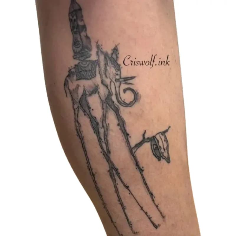 Tatouage créature hybride et branches sur bras, Le Papillon Qui Pique Montbéliard