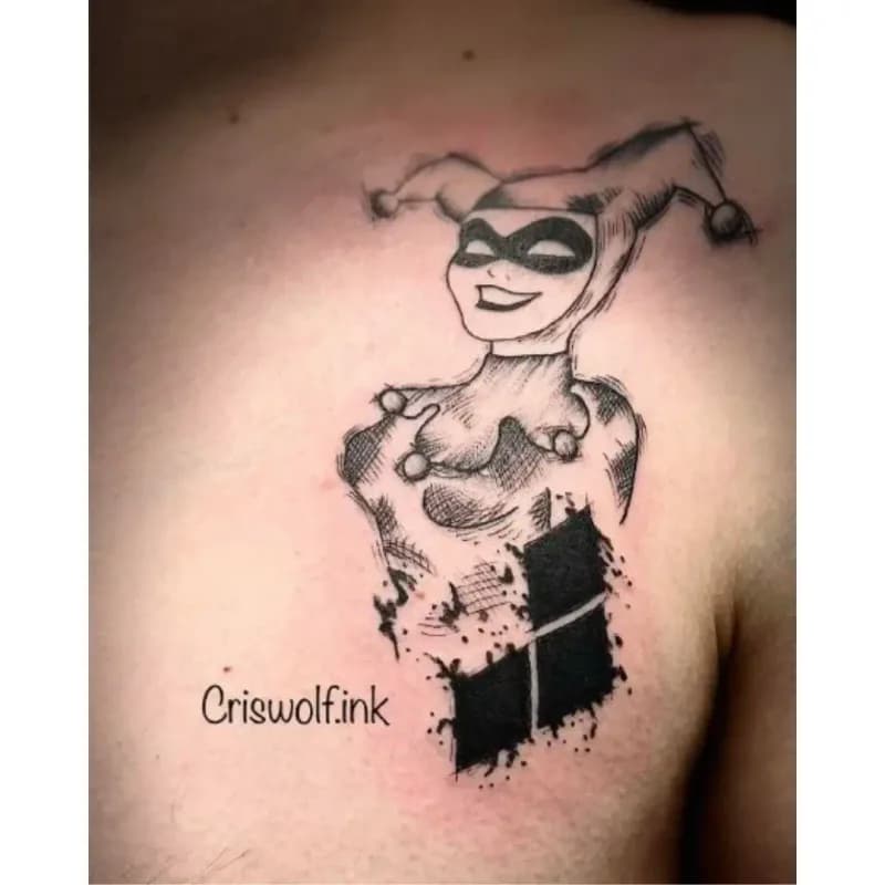 Tatouage Harley Quinn sur la poitrine, Le Papillon Qui Pique Montbéliard