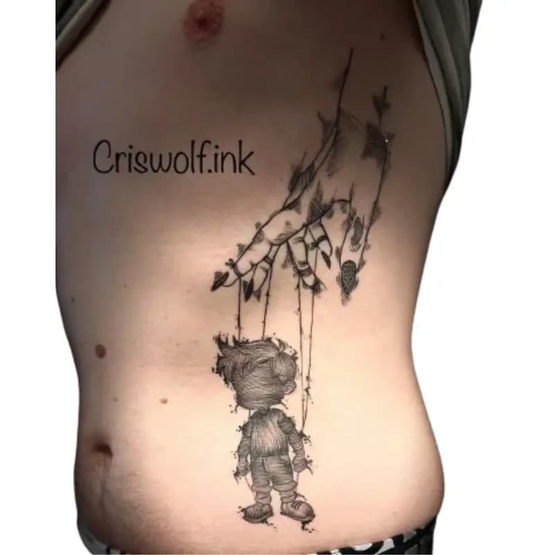 Tatouage marionnette suspendue sur les côtes, Le Papillon Qui Pique Montbéliard