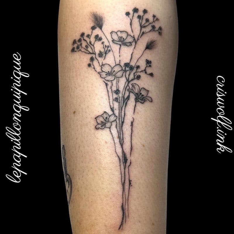 Tatouage bouquet de fleurs sauvages sur bras, Le Papillon Qui Pique Montbéliard